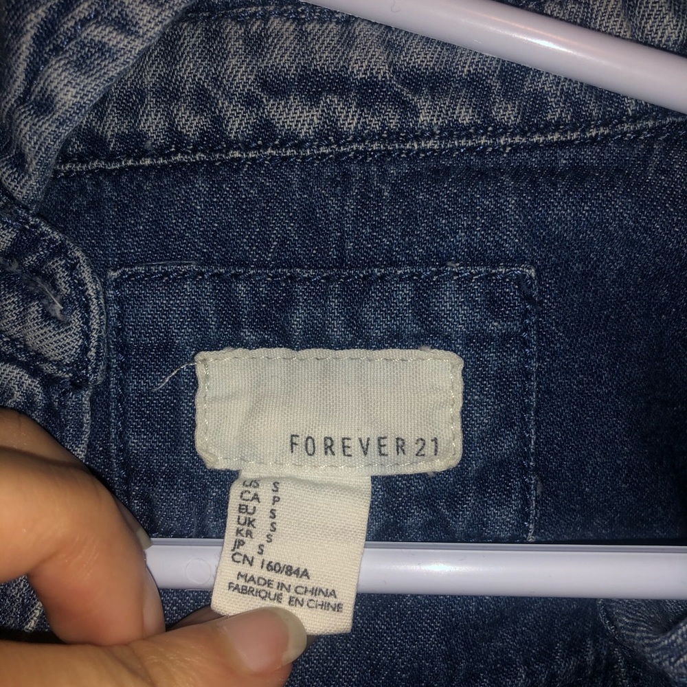 ✨2/$15✨ denim button down - Picture 2 of 3
